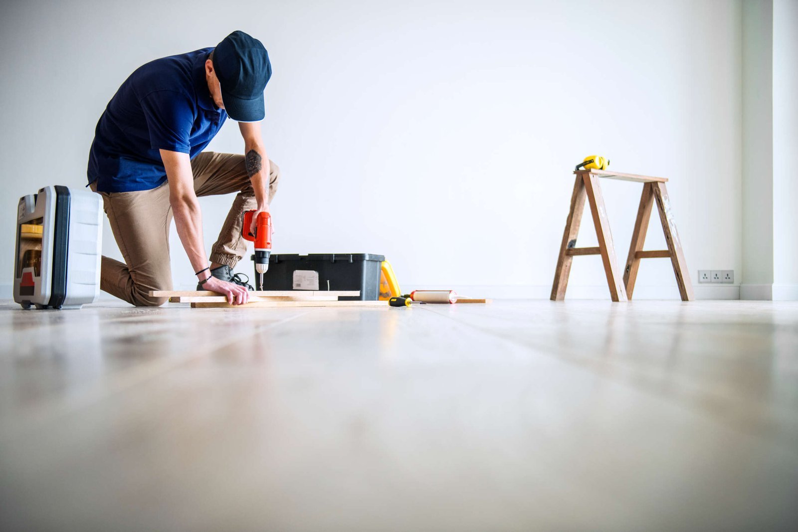 Profissional trabalhando em uma reforma residencial